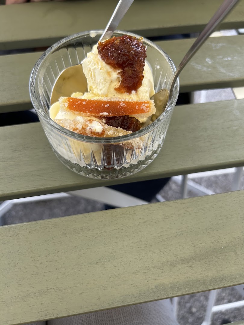 Ođe, ođe: appetizing photo of restaurant dessert