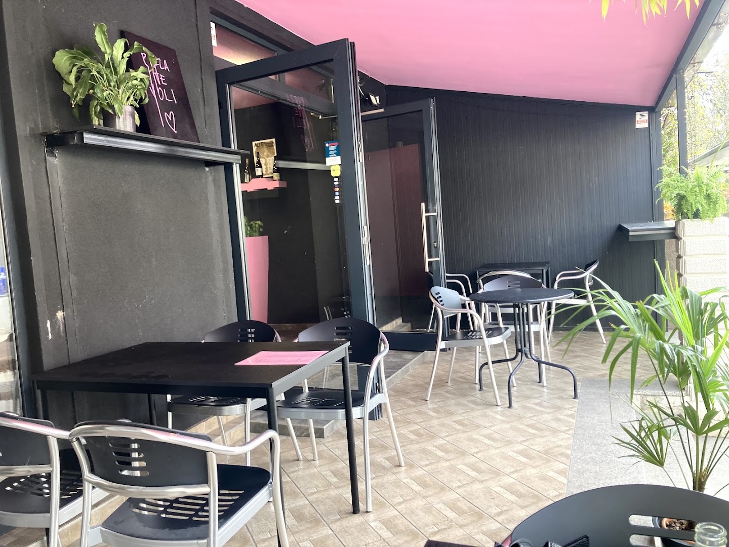 Pizza Shango: clear photo of restaurant terrace