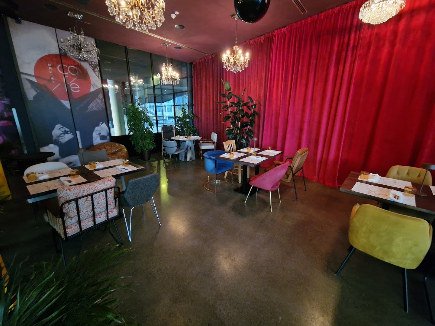 Rougemarin Bar&Ton: inviting restaurant interior atmosphere