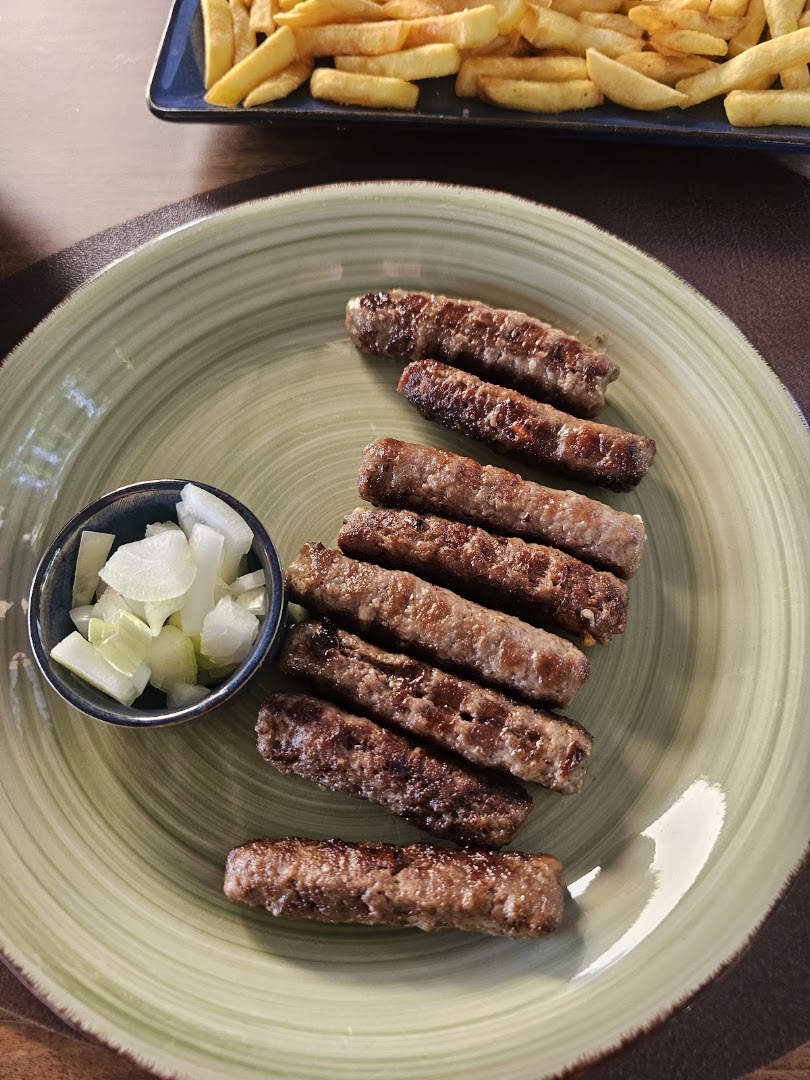 Šareni Leptir: appetizing photo of restaurant food