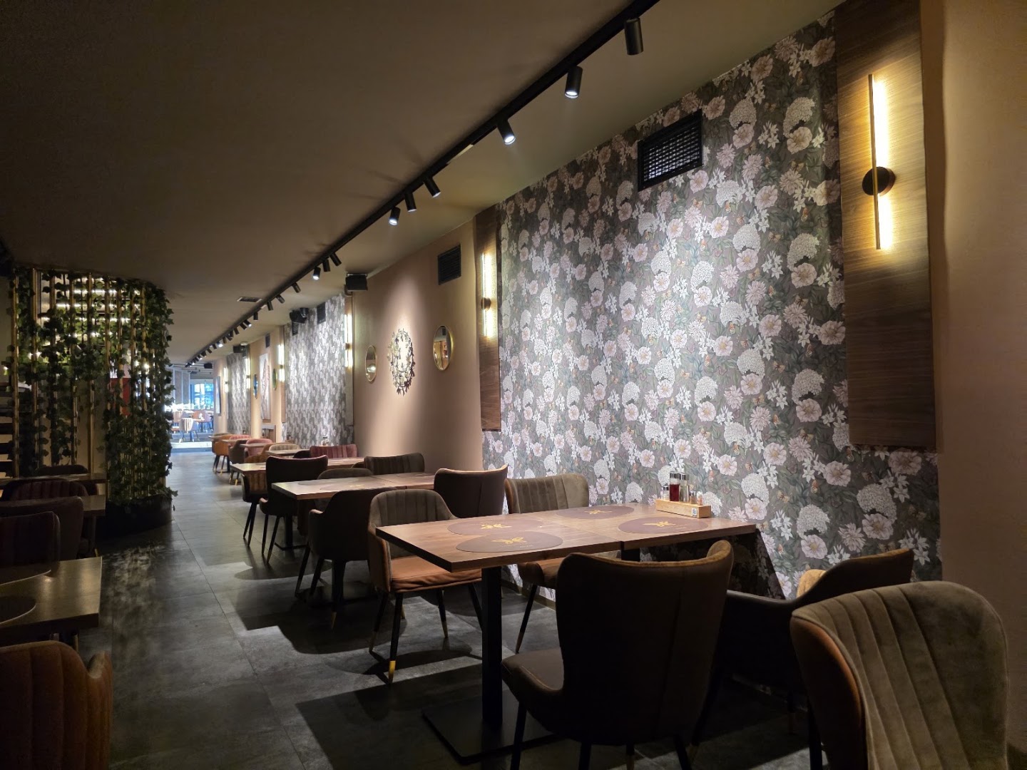 Šareni Leptir: clear, inviting restaurant interior shot