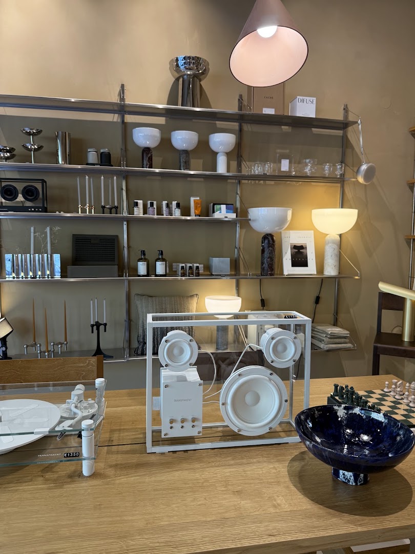SELECTEDD Design Store: clear display of shop products