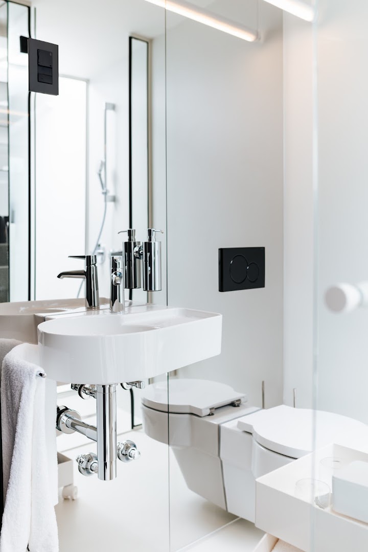 Stellar Boutique Modules: clean professional hotel bathroom photo