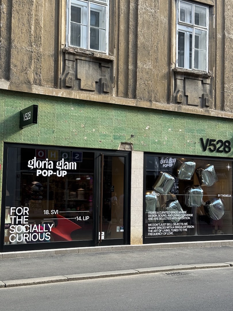 V528: clear storefront photo of shop