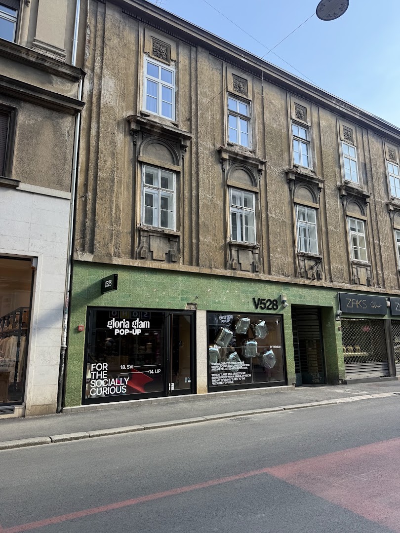 V528: clear storefront photo of shop