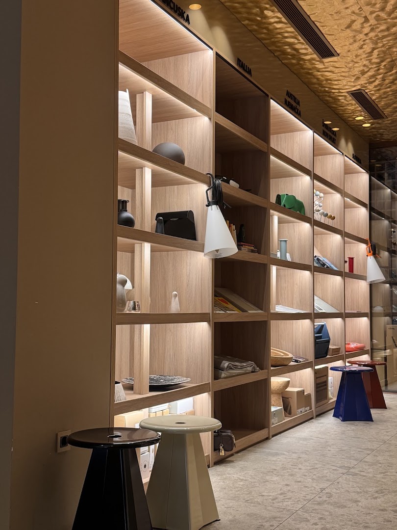V528: high quality shop interior display