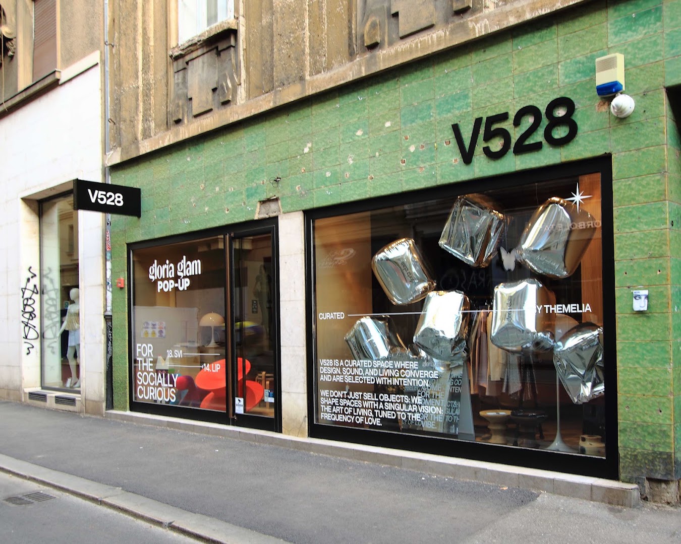 V528: clear storefront display and branding