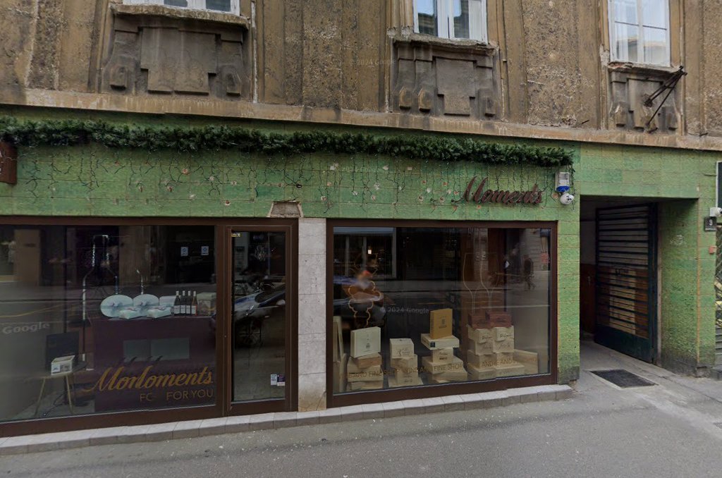 V528: clear storefront photo of shop