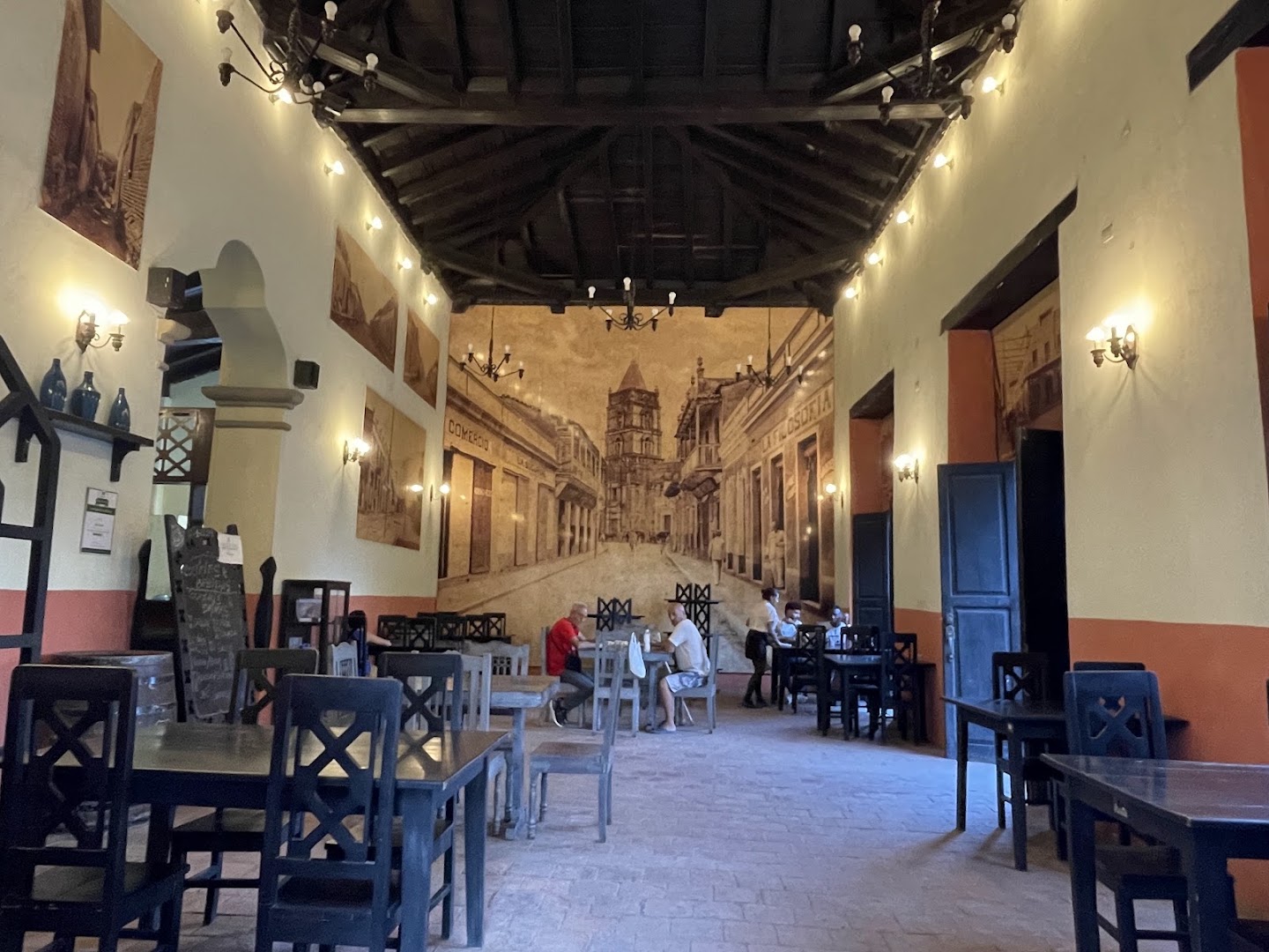 Café Ciudad: clear, inviting interior atmosphere