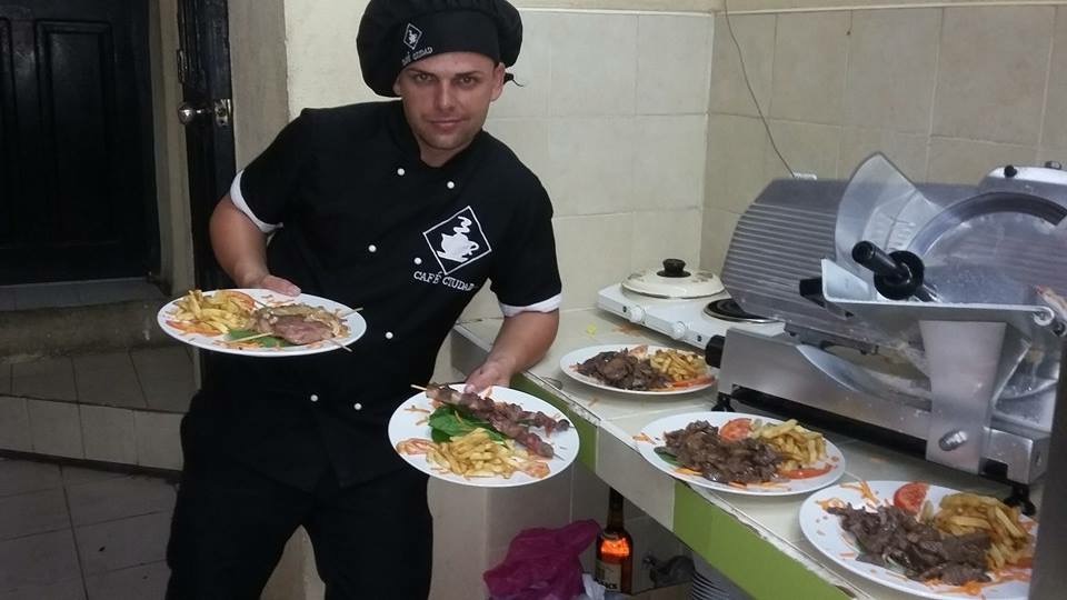 Café Ciudad: professional staff photo with food