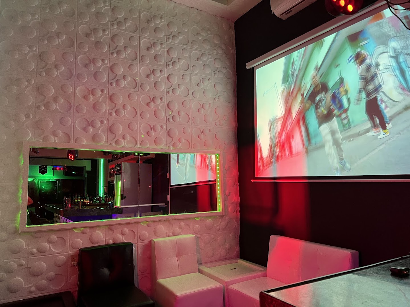 Extasis Bar: venue interior and atmosphere