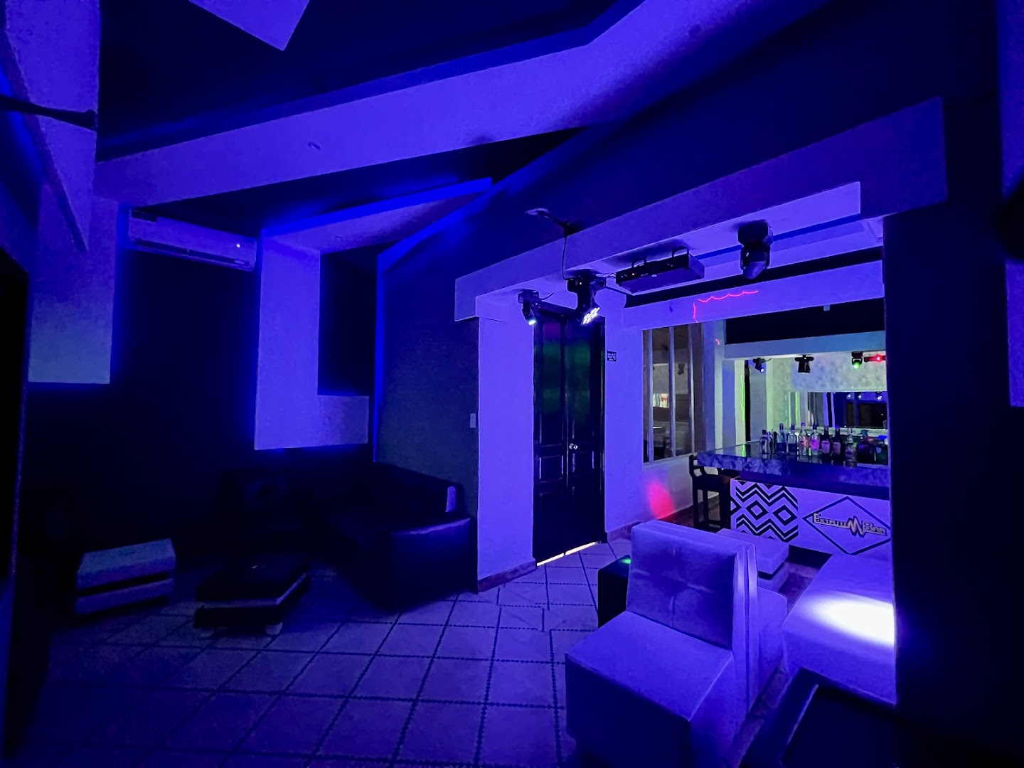 Extasis Bar: venue atmosphere and interior