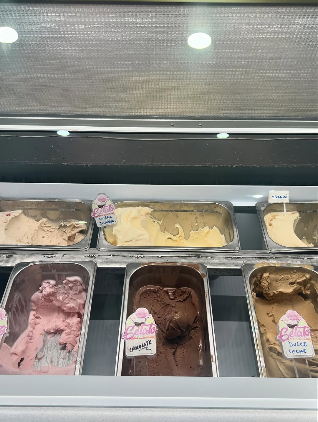 Gelato Cream: appetizing display of gelato flavors