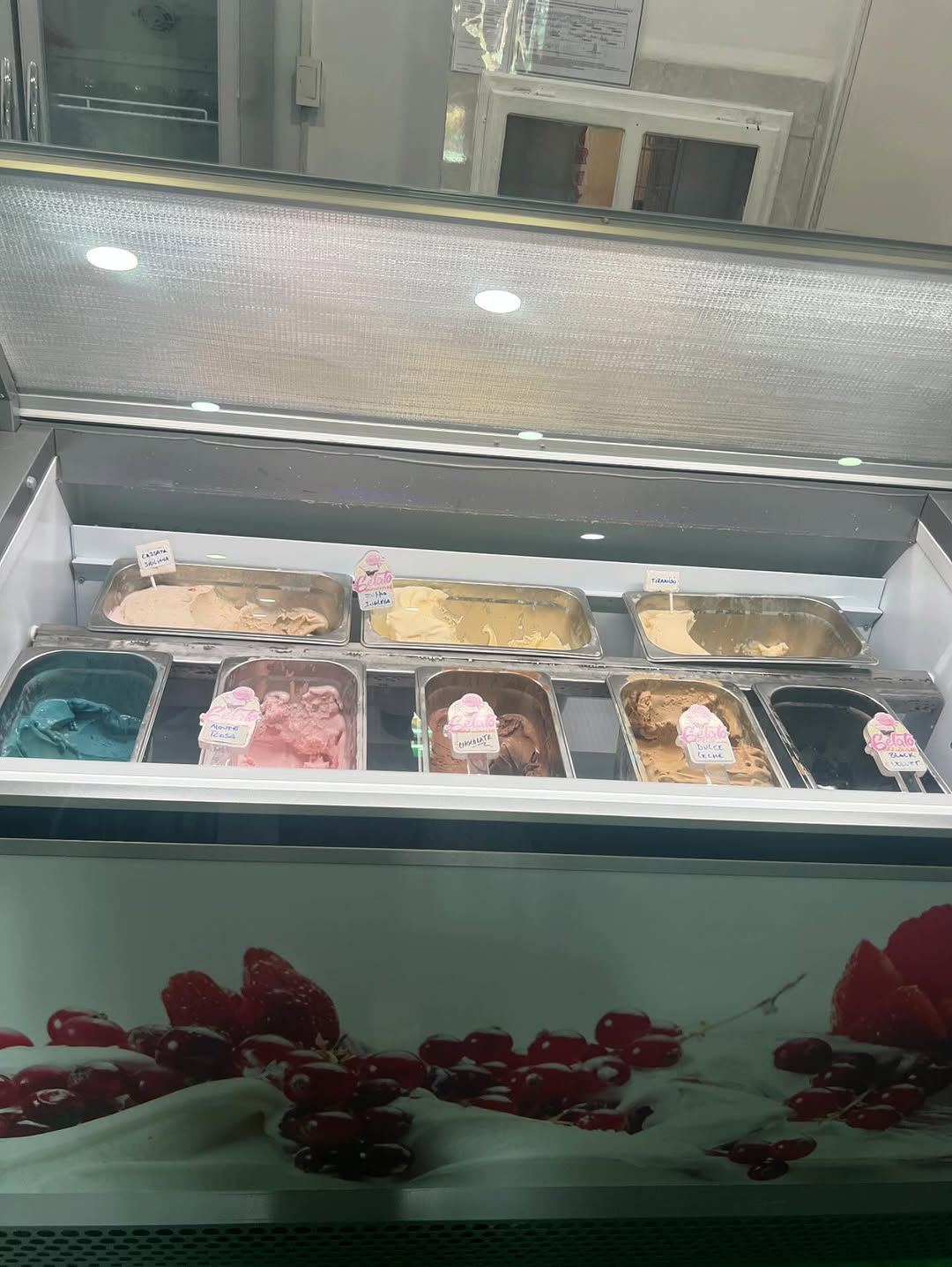 Gelato Cream: clear display of gelato selection