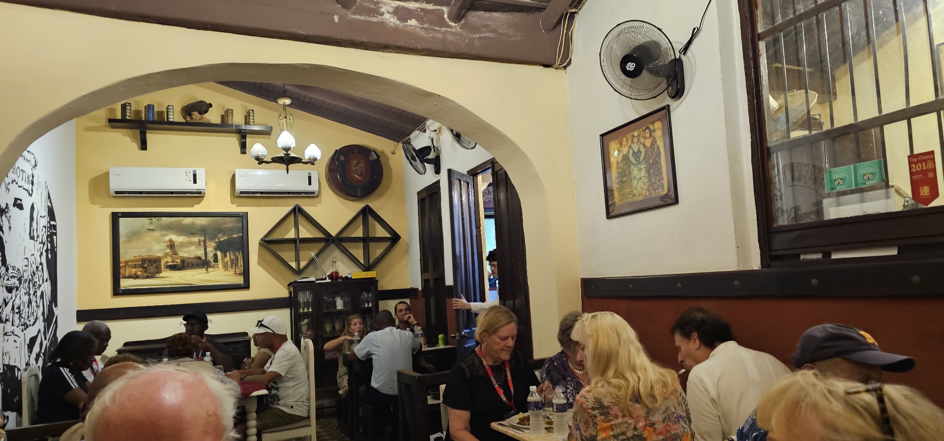 Mesón del Príncipe: restaurant atmosphere and patrons
