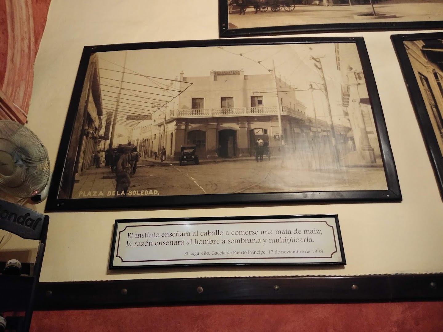 Mesón del Príncipe: restaurant interior decor