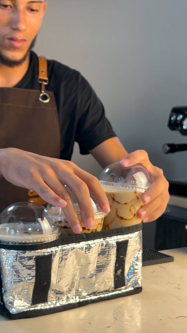 Paladis Café y Postres: professional photo of staff preparing drinks