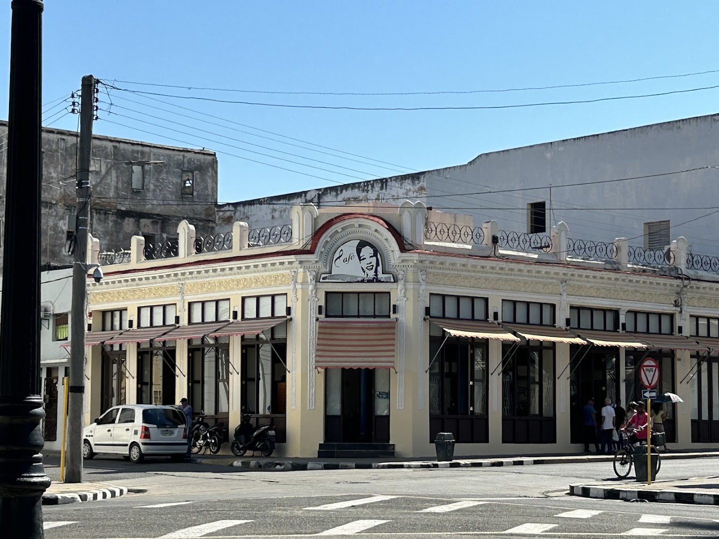 Café Paulina: clear exterior shot of venue