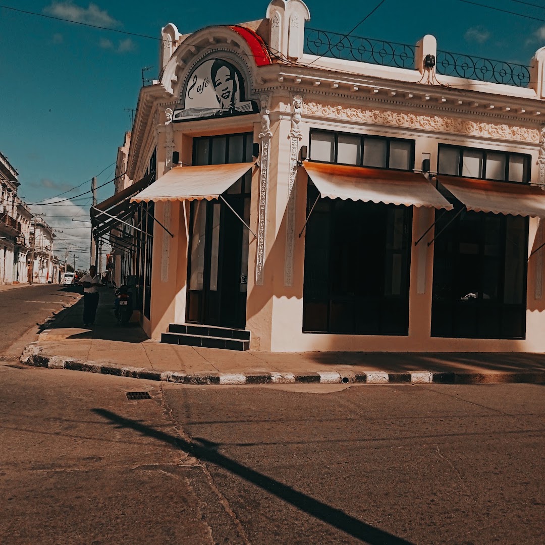 Café Paulina: clear exterior shot of venue