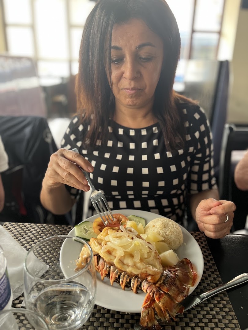Café Paulina: customer enjoying the food