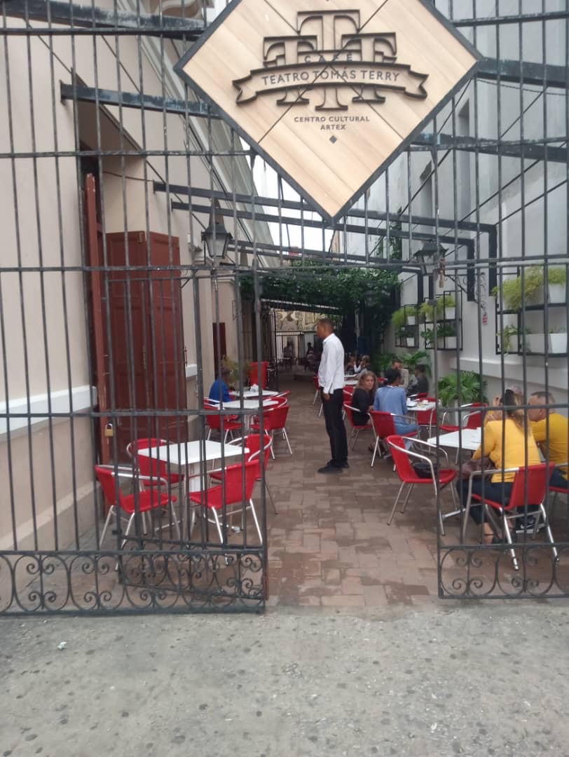 Café Teatro Terry: inviting view of venue terrace