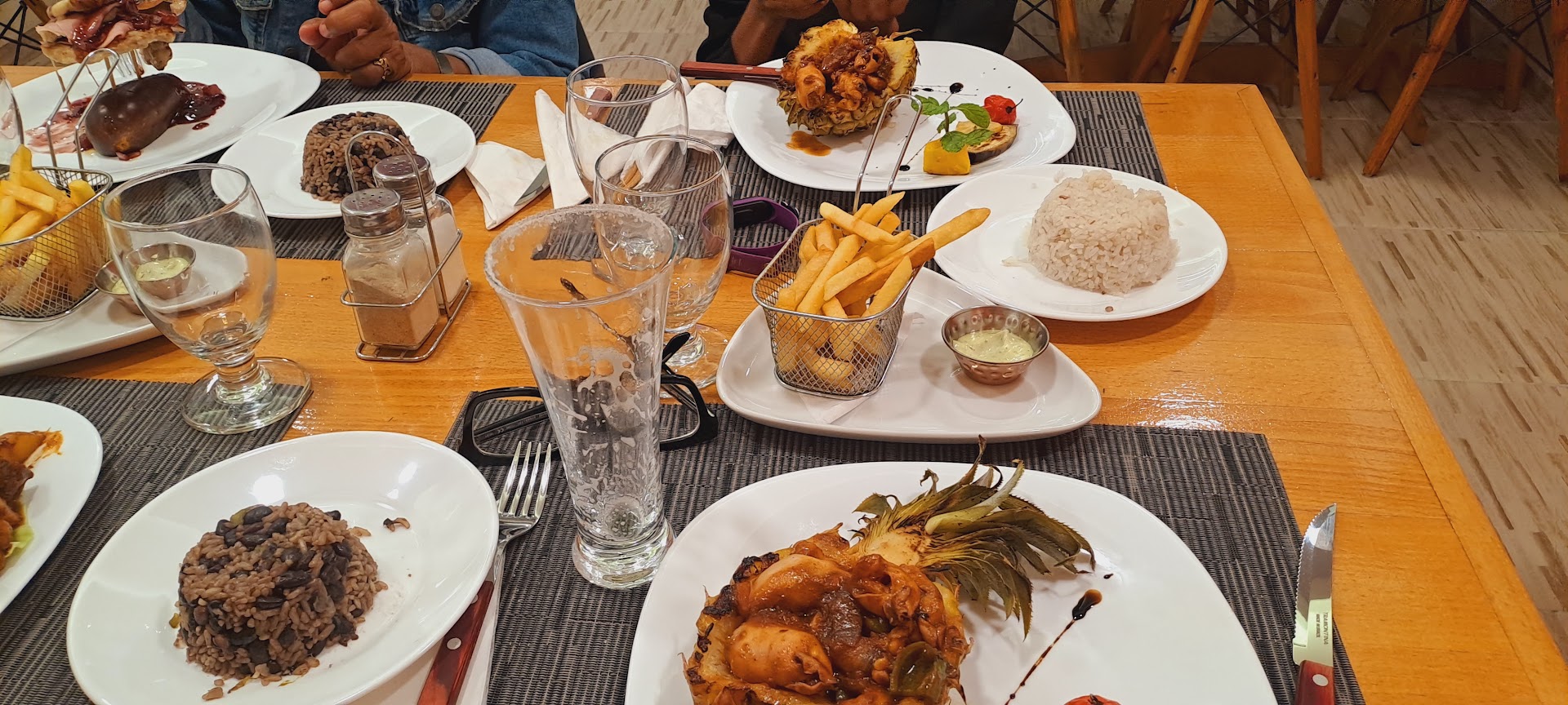 Restaurante 40&41: appetizing food presentation at table