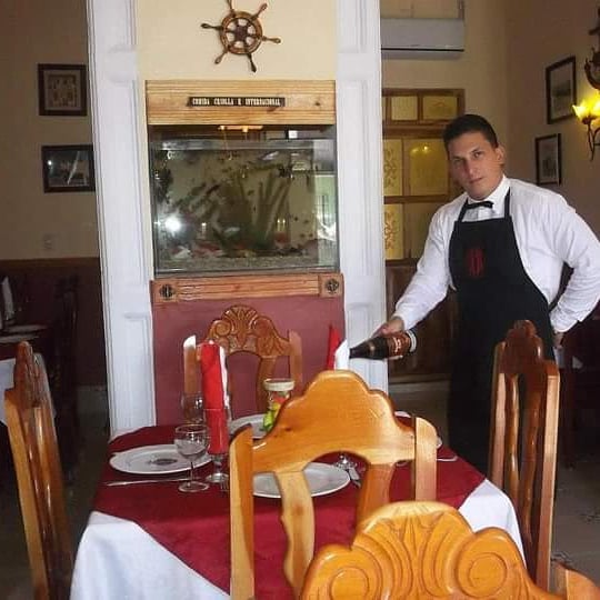 Restaurante Bahía: professional staff and restaurant atmosphere