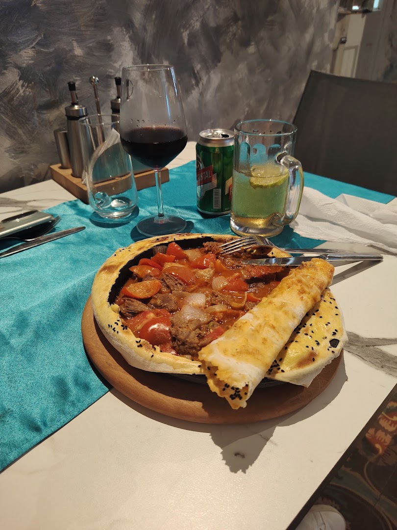 A La Turca: appetizing food and drink presentation