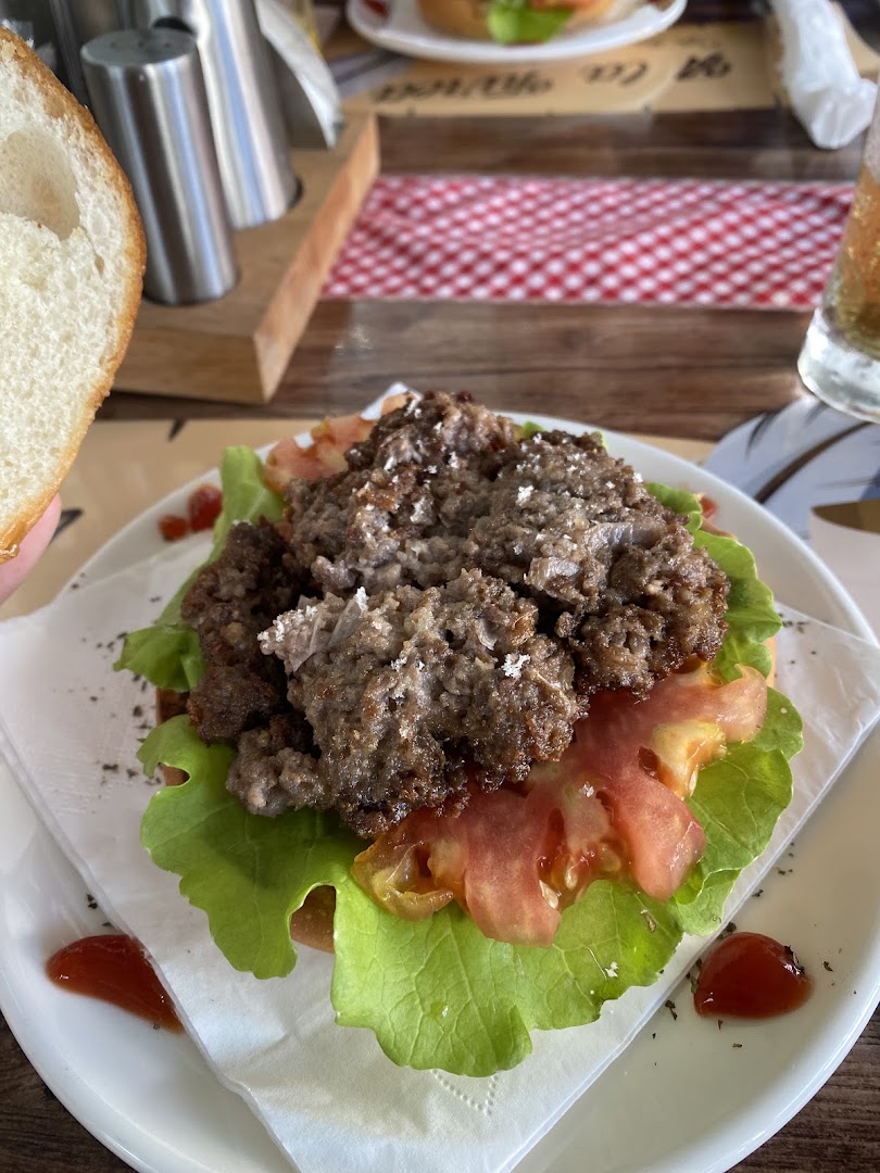 A La Turca: appetizing photo of served food
