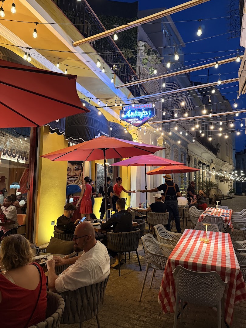 Antojos: inviting atmosphere and professional quality