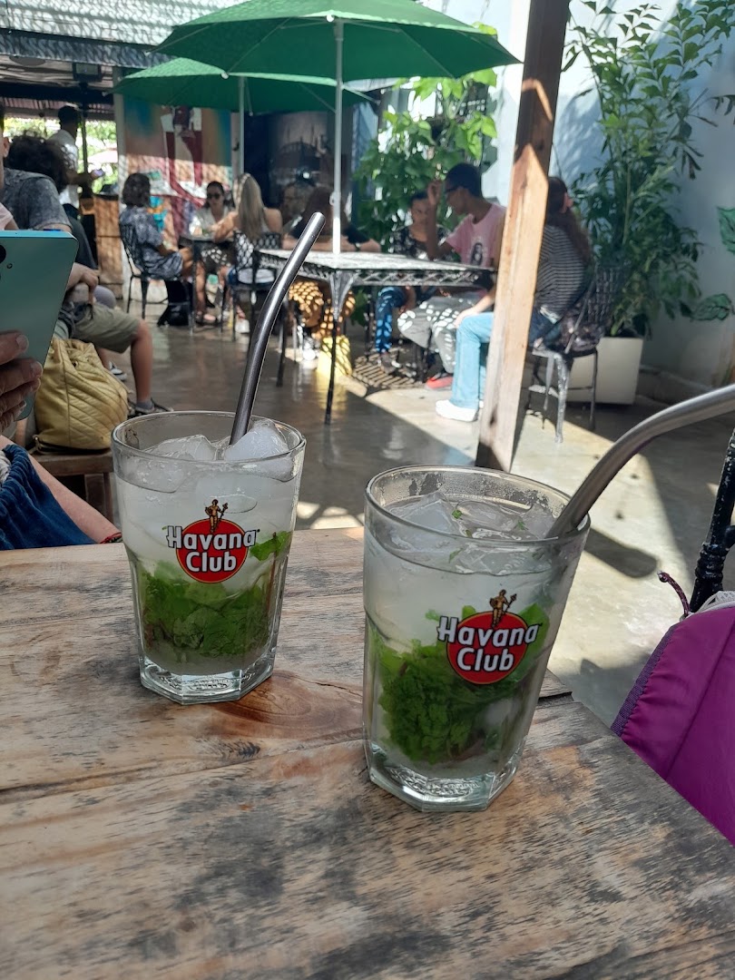 El Chanchullero: drinks and restaurant atmosphere