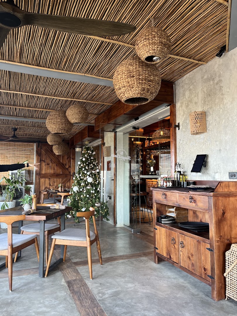 Fuego Lento Steakhouse: inviting and professional restaurant interior