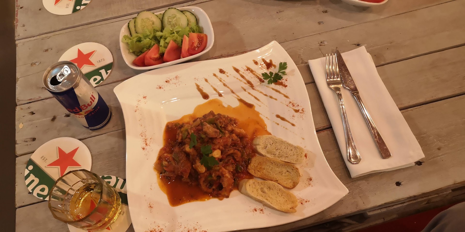 King Bar: appetizing food and drink presentation