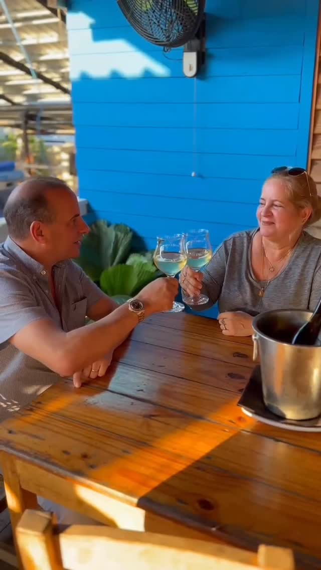 Santy Pescador: inviting atmosphere with happy guests
