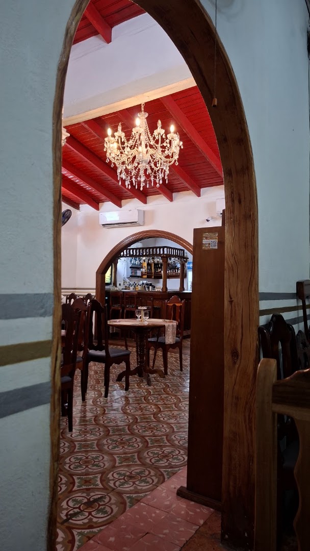 1910 Restaurante & Bar: inviting view of restaurant interior