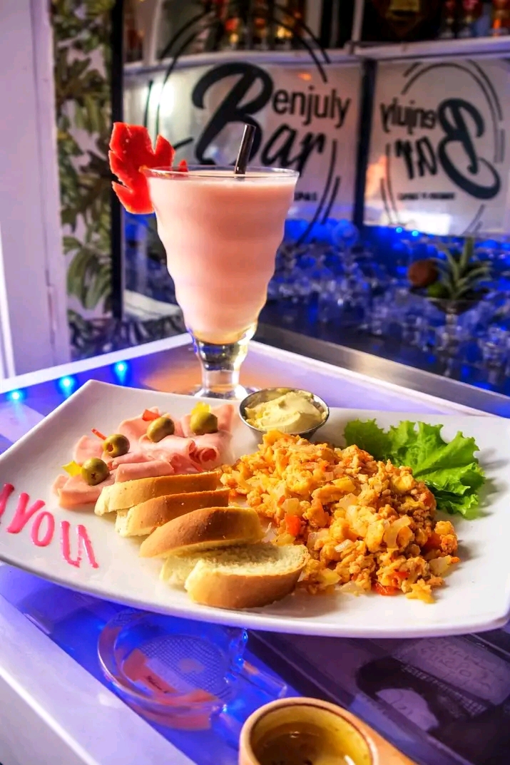 Benjuly Bar: appetizing food and drink presentation