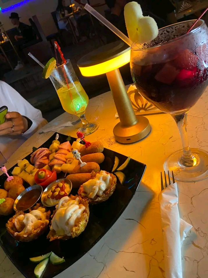 Benjuly Bar: appetizing food and drink presentation