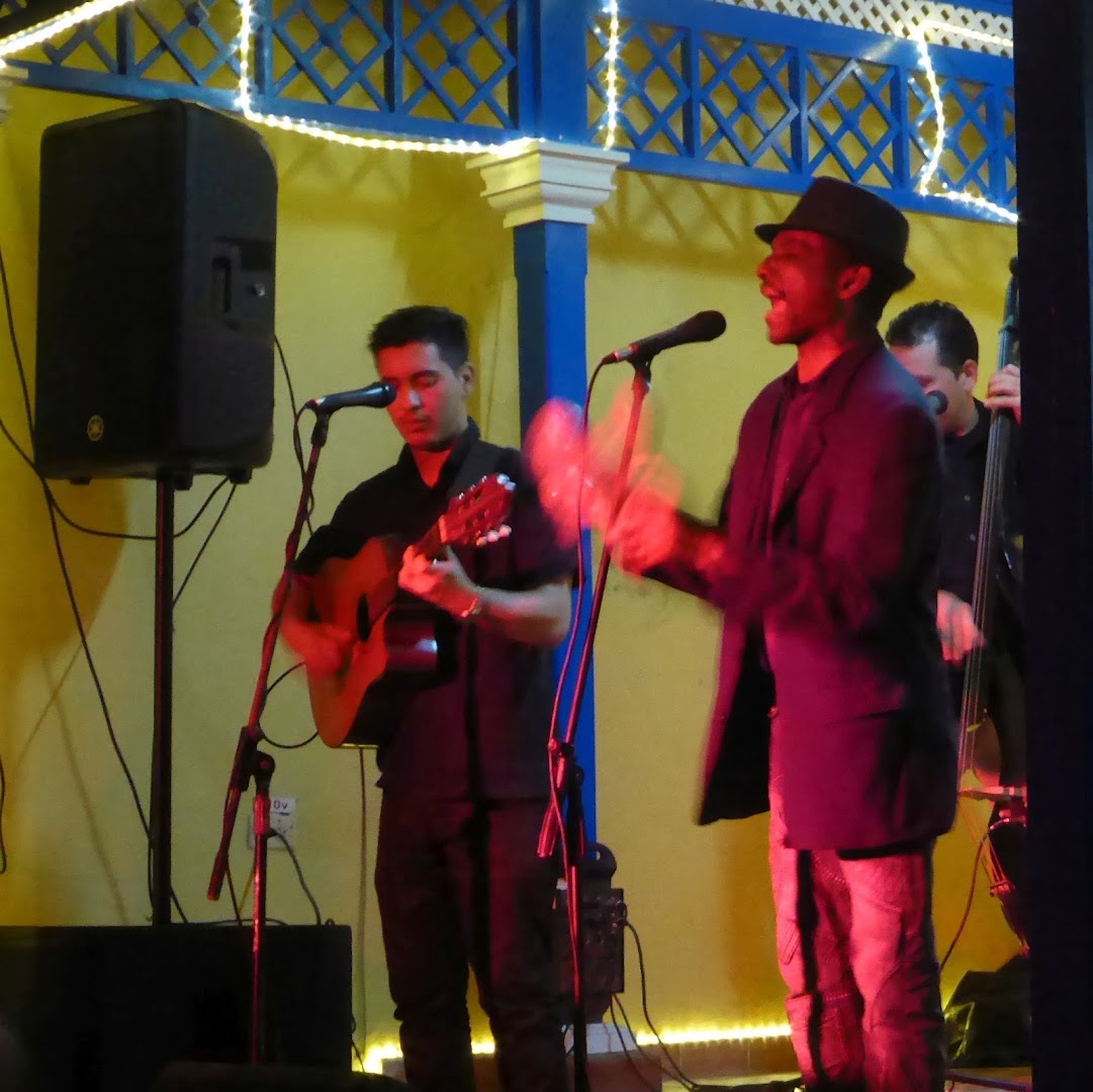 Casa de la Trova "El Guayabero": live musical performance atmosphere