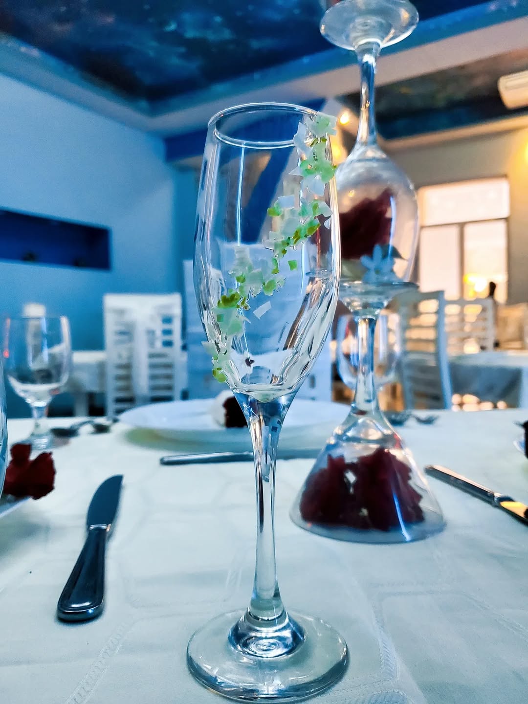 Constelaciones: attractive, professional restaurant table setting