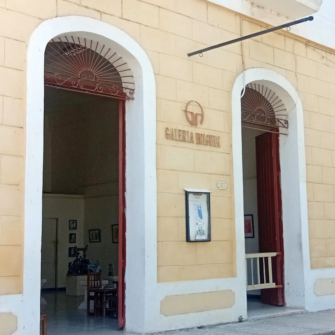 Galería Holguín: clear exterior view of gallery