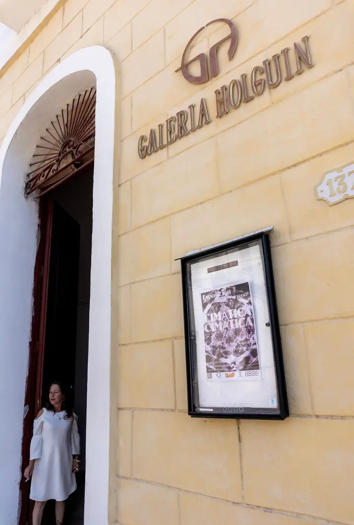 Galería Holguín: clear exterior view of gallery