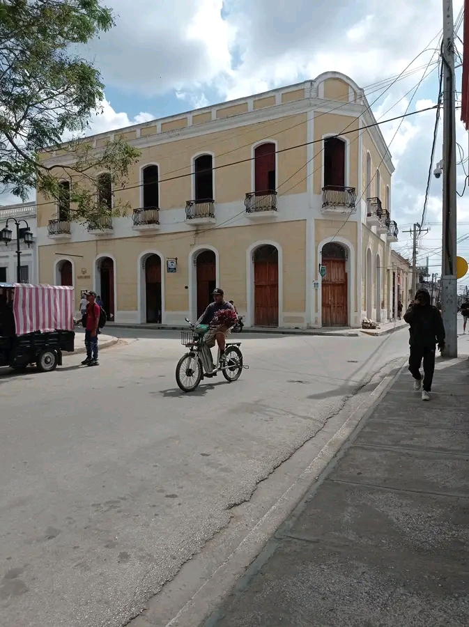 Galería Holguín: clear exterior view of venue