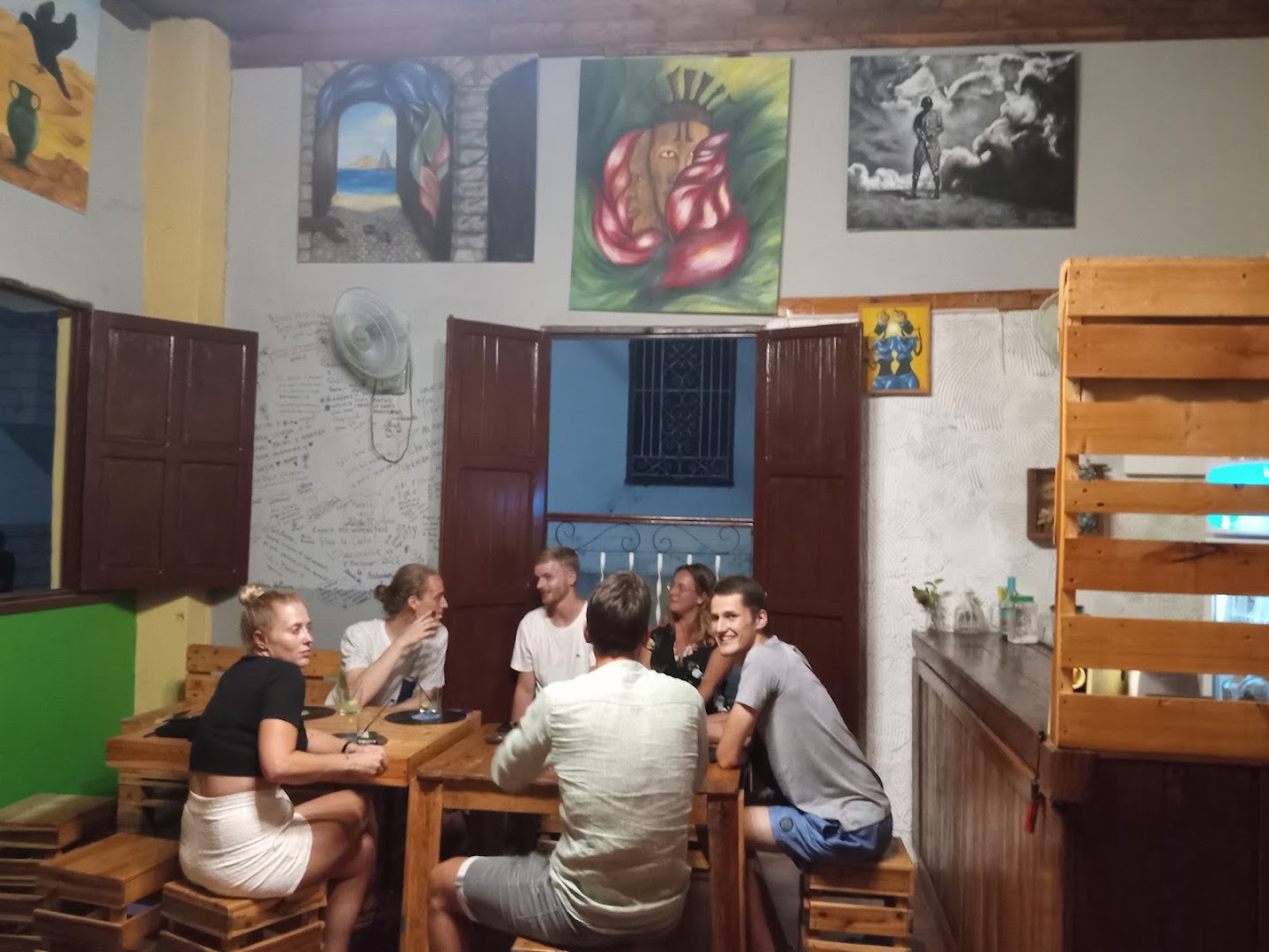 351 Sabor y Arte: venue atmosphere and customers