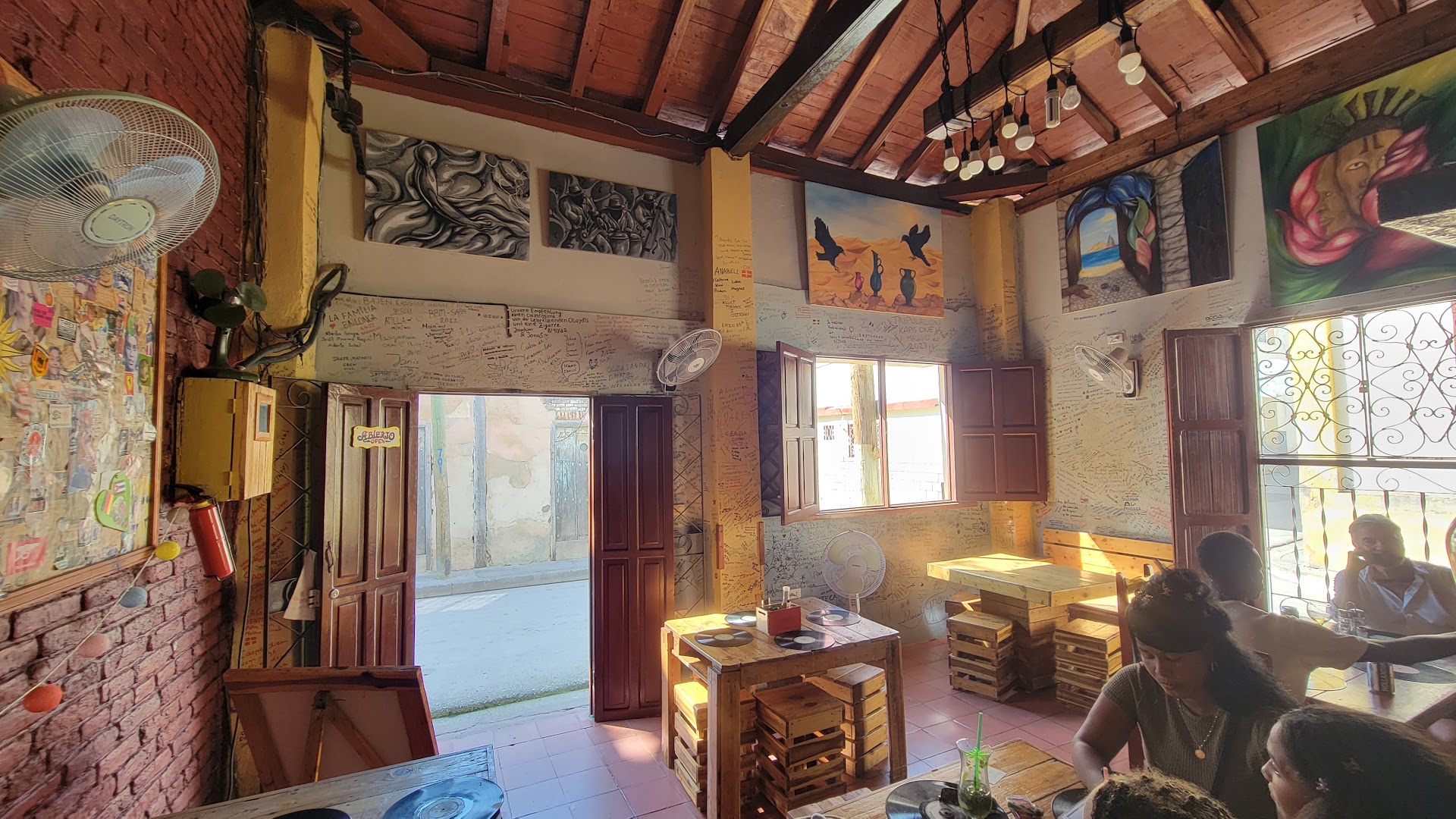351 Sabor y Arte: venue atmosphere and decor