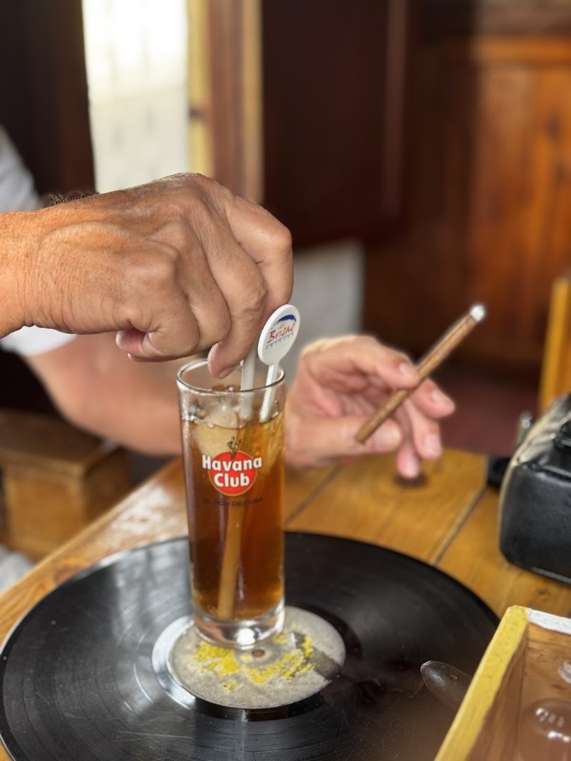 351 Sabor y Arte: authentic restaurant atmosphere