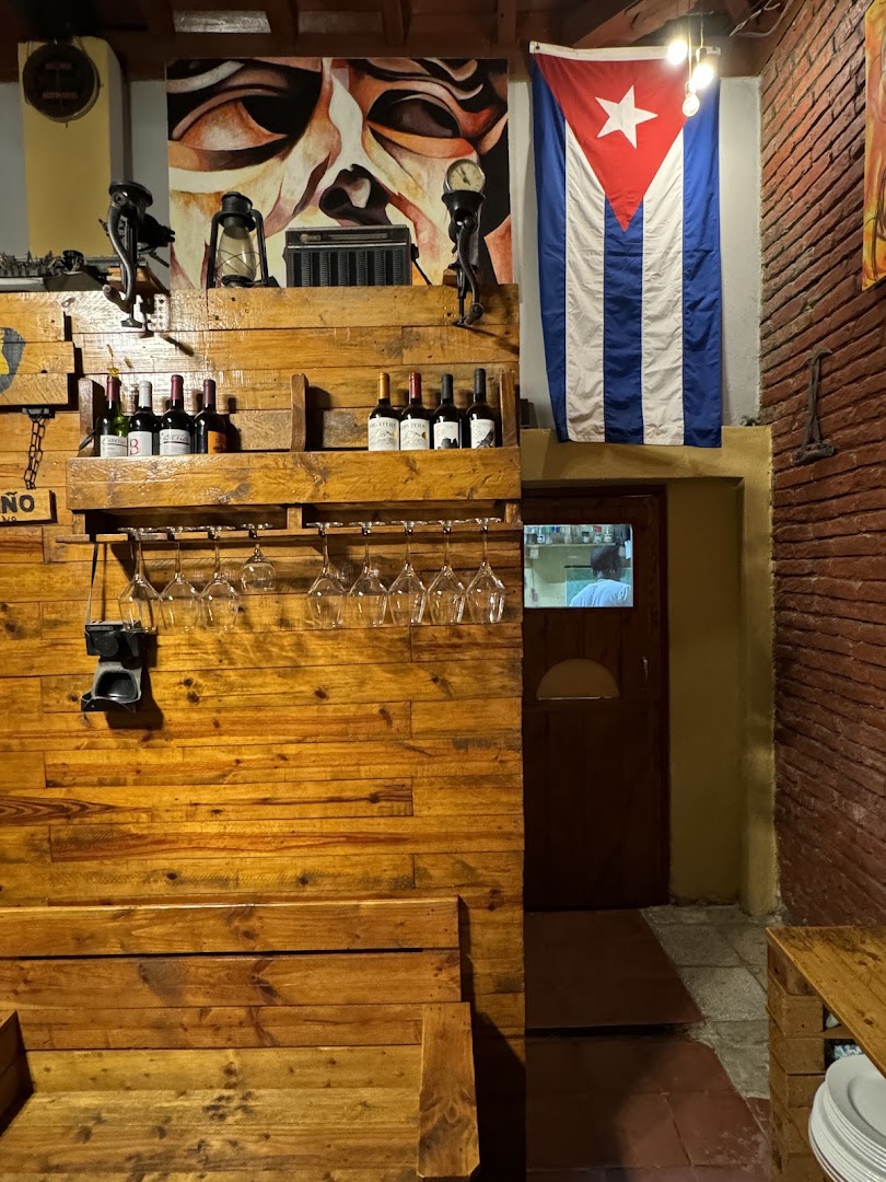 351 Sabor y Arte: restaurant interior and atmosphere