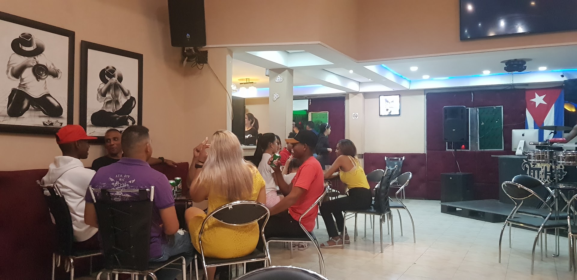 Bar-Cafetería M'ka: venue atmosphere and patrons