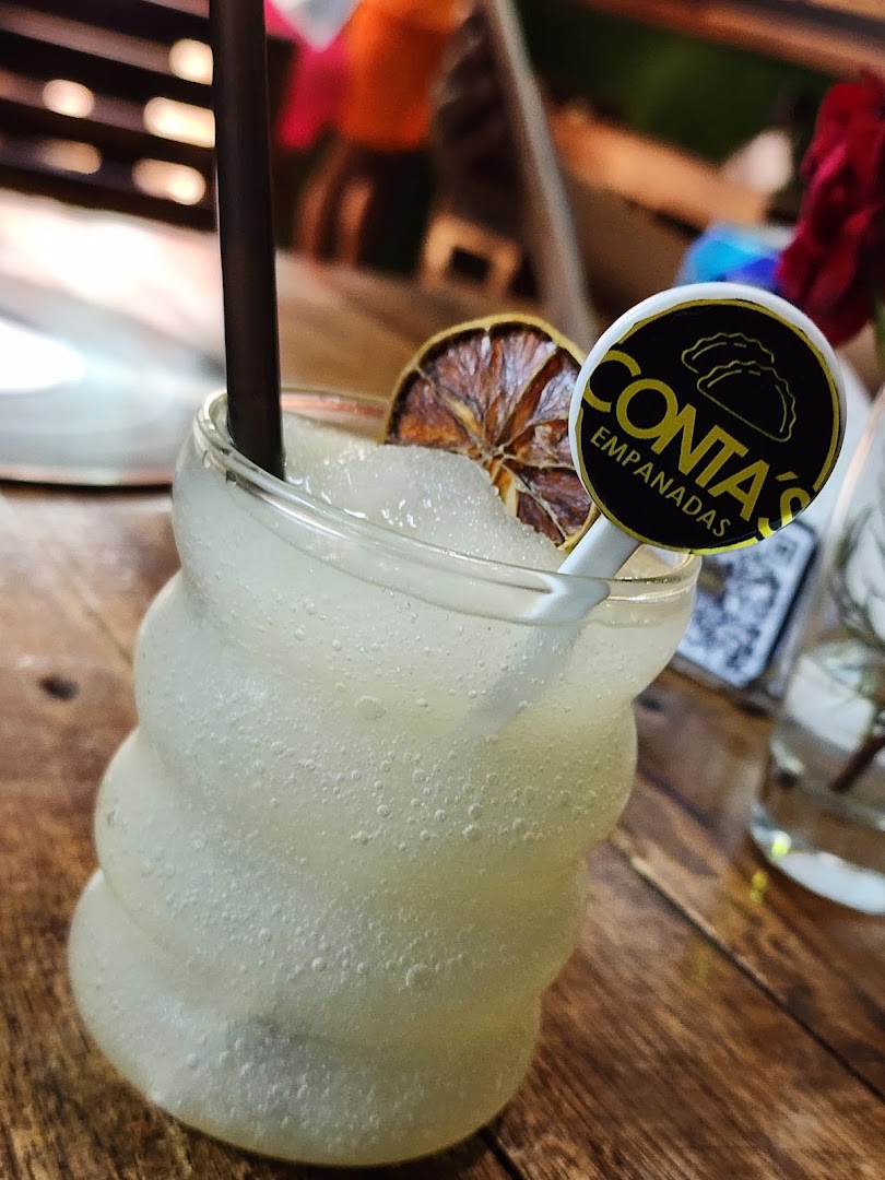 Conta's Empanadas: appetizing drink photo with branding