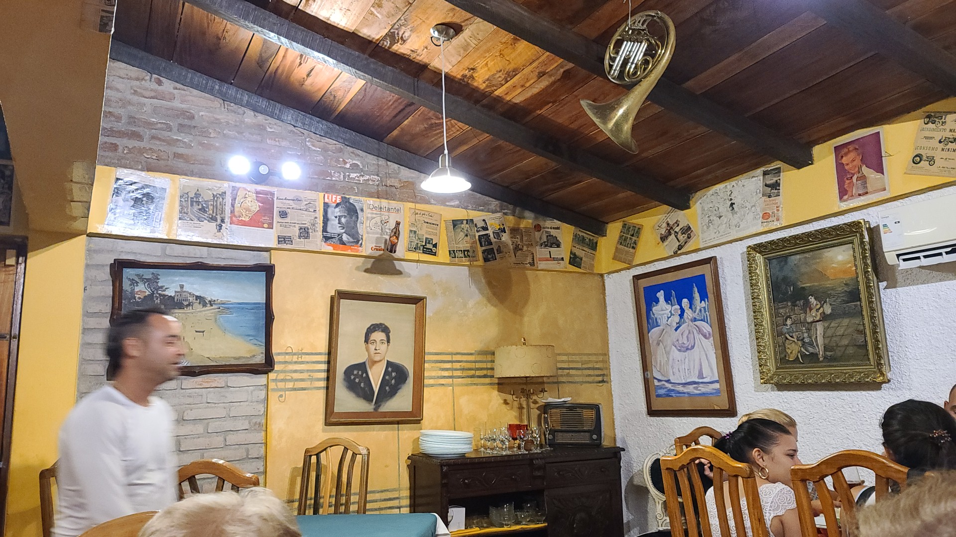 La Cabaña: restaurant interior and atmosphere