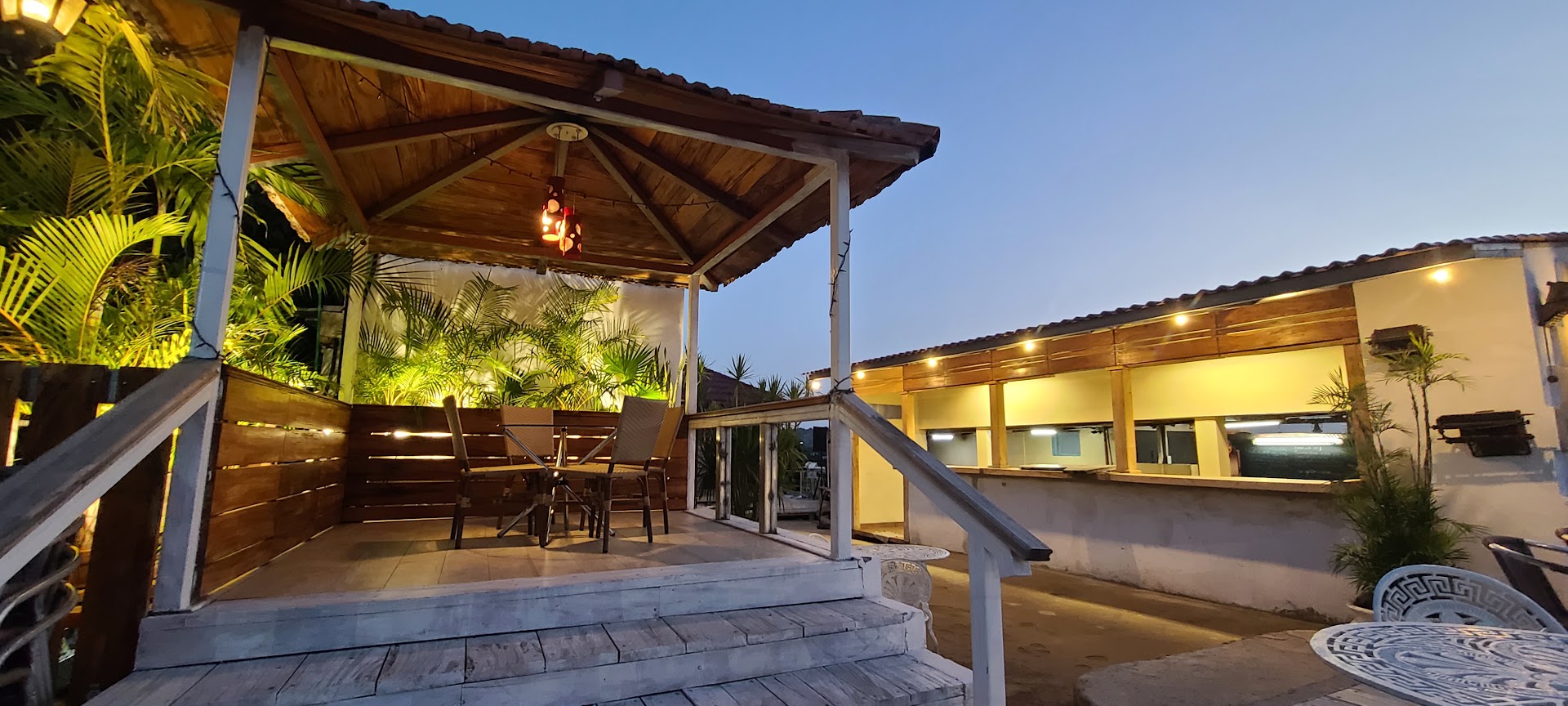 La Cabaña: inviting and well-lit terrace area
